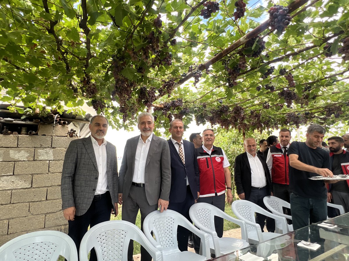 GalipEnsarioglu's tweet photo. Dicle Geleneksel Bağbozumu Etkinliği’nde, hemşehrilerimizin alın teri ve emeğiyle ortaya çıkan bereketin coşkusunu hep birlikte yaşadık.

Asırlardır sürdürülen bağcılık geleneğimizi; modern tarım teknolojileri, yenilikçi üretim yöntemleri ve çiftçilerimize verdiğimiz desteklerle geleceğe taşıyoruz. Üreticimizin yanında olmaya, emeğini korumaya ve bölgemizin tarımsal potansiyelini büyütmeye kararlılıkla devam ediyoruz.

Toprağı emekle buluşturan, üretimi ve bereketi yaşatan tüm çiftçilerimizi gönülden kutluyor; etkinliğin düzenlenmesinde emeği geçen herkese teşekkür ediyorum.