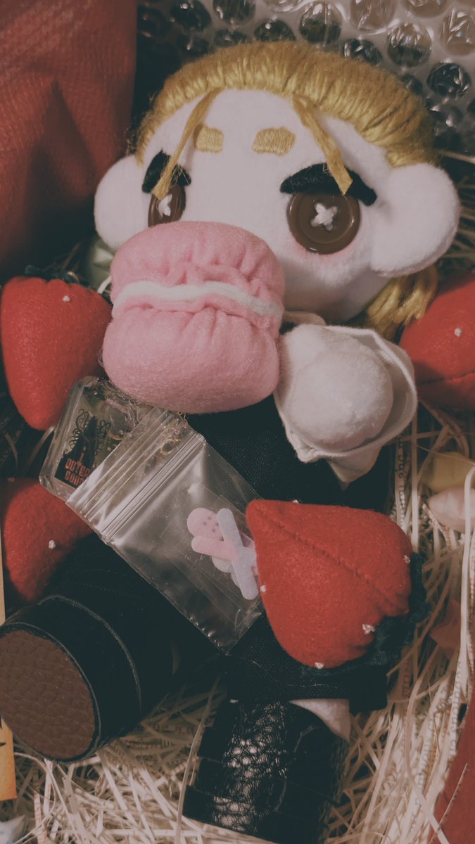 jiuxue_19's tweet photo. #冥土inDOLL
イメロロギオくんがスケジュール管理のためにやってきてくれました
ちいさくて可愛いのにオールバックというかっこよさがたまらなく好きです
ヴォラパドちゃんシールも嬉しい✨️✨️✨️
来てからずっとマカロンか苺を食べている...。 https://t.co/agubnKahHu