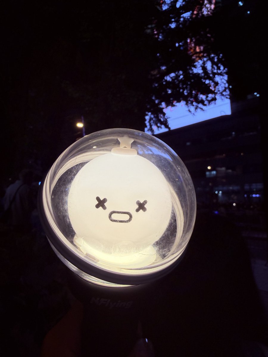 1004jcw's tweet photo. 수업 끝나고 달려간 청계광장🍂
선선한 가을바람 속에서 엔플라잉의 라이브를 듣다니, 월요일 저녁이 이렇게 행복할 수 있나요? 오래 기억하고 싶은 밤이었어요🤍

#KPOPCON1STDROP #NFlying https://t.co/iYLKkMu6gl