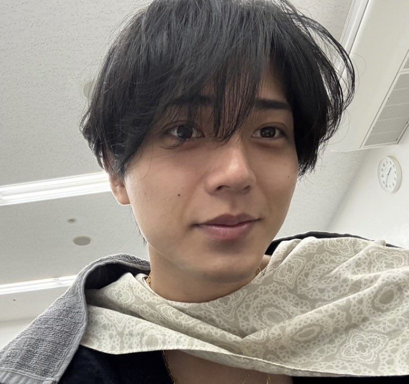 cawaii_rennya's tweet photo. 永瀬廉さん、誰もがキュートと表現するアイコニックなそれではないが、『たぬき顔/お前は黒猫』やら言い放つ男友達達然り、この旦那さん然り、事務所の先輩や業界のイケオジ達然り

青春や社会生活を順当に過ごしてきた(伝われ)男性　に刺さる節がある顔なんだろうな…と思う

(引用失礼いたします🙇‍♀️) https://t.co/PlrdgL4rbR