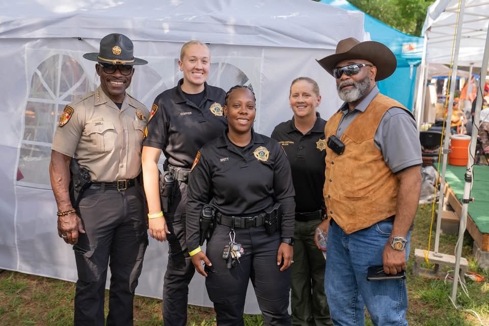 gcsoffice's tweet photo. We had a wonderful time at the Guilford Native American Association's 49th Annual Pow Wow. Thank you for welcoming us and giving us the opportunity to experience and celebrate Native American culture and tradition!

#TeamGuilford #GCSO https://t.co/wy1dhQ7onS