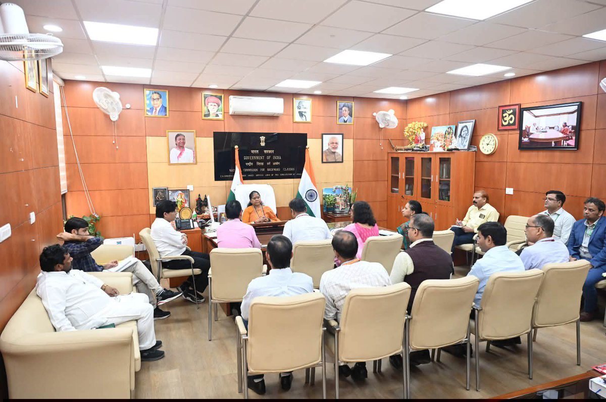 NCBC_INDIA's tweet photo. नई दिल्ली स्थित राष्ट्रीय पिछड़ा वर्ग आयोग कार्यालय में माननीय अध्यक्ष साध्वी निरंजन ज्योति जी ने भारत सरकार के वित्त मंत्रालय के आर्थिक कार्य, व्यय, निवेश एवं सार्वजनिक परिसंपत्ति विभागों के वरिष्ठ अधिकारियों के साथ समीक्षा बैठक की।

बैठक में माननीय अध्यक्ष जी ने सामाजिक एवं शैक्षिक रूप से पिछड़े वर्गों के लिए निर्धारित संवैधानिक एवं वैधानिक प्रावधानों के प्रभावी क्रियान्वयन की समीक्षा की तथा अन्य पिछड़ा वर्ग के लिए निर्धारित आरक्षण के पूर्ण अनुपालन और लंबित शिकायतों के समयबद्ध समाधान हेतु संबंधित अधिकारियों को आवश्यक दिशा-निर्देश दिए।

इस अवसर पर आयोग की माननीय सदस्य श्रीमती किरण महल्ले जी भी उपस्थित रहीं।