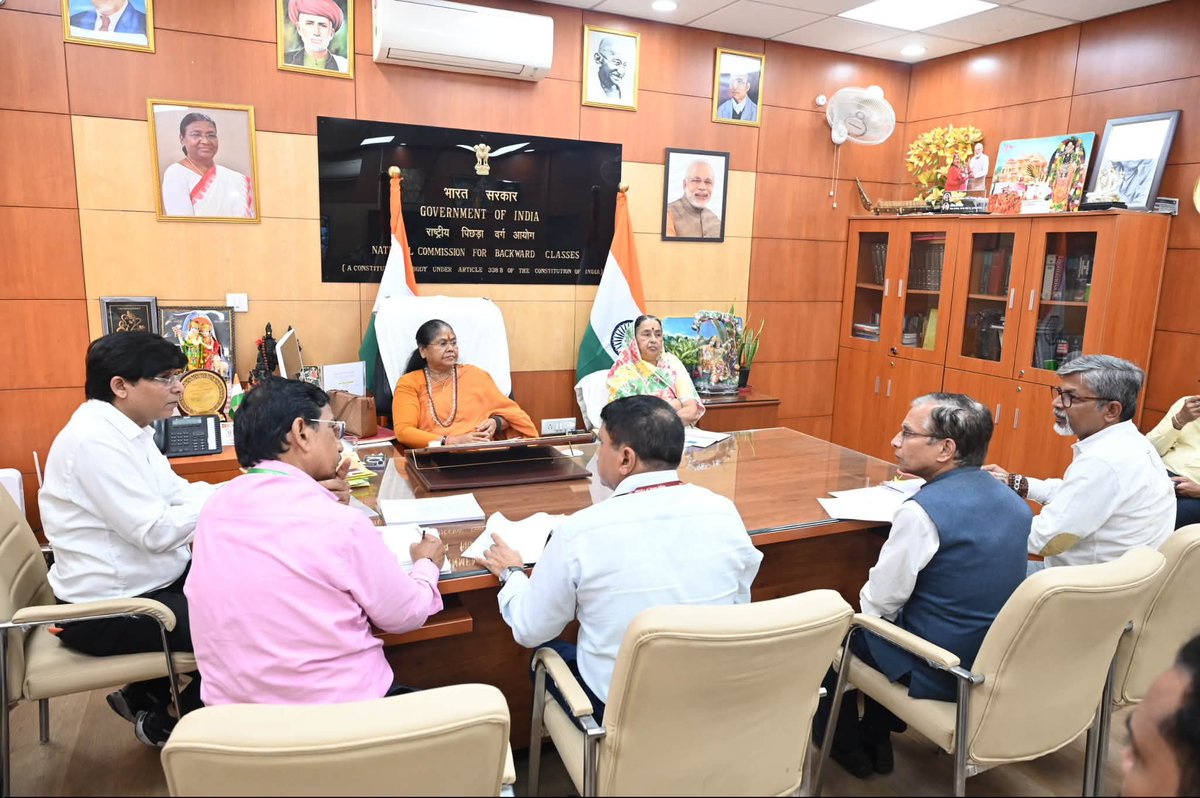 NCBC_INDIA's tweet photo. नई दिल्ली स्थित राष्ट्रीय पिछड़ा वर्ग आयोग कार्यालय में माननीय अध्यक्ष साध्वी निरंजन ज्योति जी ने भारत सरकार के वित्त मंत्रालय के आर्थिक कार्य, व्यय, निवेश एवं सार्वजनिक परिसंपत्ति विभागों के वरिष्ठ अधिकारियों के साथ समीक्षा बैठक की।

बैठक में माननीय अध्यक्ष जी ने सामाजिक एवं शैक्षिक रूप से पिछड़े वर्गों के लिए निर्धारित संवैधानिक एवं वैधानिक प्रावधानों के प्रभावी क्रियान्वयन की समीक्षा की तथा अन्य पिछड़ा वर्ग के लिए निर्धारित आरक्षण के पूर्ण अनुपालन और लंबित शिकायतों के समयबद्ध समाधान हेतु संबंधित अधिकारियों को आवश्यक दिशा-निर्देश दिए।

इस अवसर पर आयोग की माननीय सदस्य श्रीमती किरण महल्ले जी भी उपस्थित रहीं।