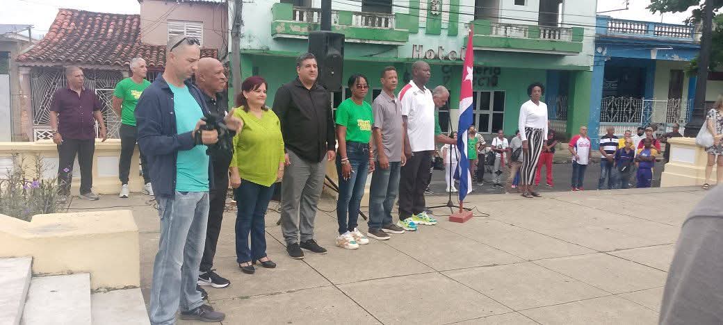GuaneInder's tweet photo. #InderGuane 
En el simbólico parque José Martí de la ciudad de #PinardelRio se realiza en la mañana de hoy el abanderamiento del equipo de béisbol de Vegueros de Pinar del Río para la 65 SNB y presidido por 
-Yamile Ramos Cordero Primera secretaria del Comité Provincial. https://t.co/bwT7Tz7pZv