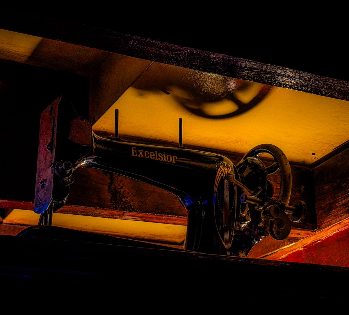 sheenzmck's tweet photo. #AlphabetChallenge #WeekMforMachinery
A retired sewing machine. Now pub decor! https://t.co/NNtjs8gNMY