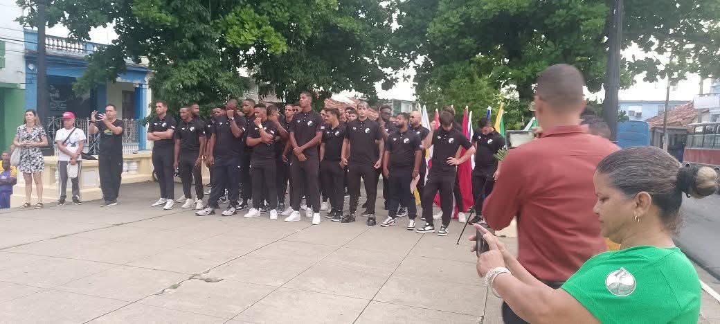 GuaneInder's tweet photo. #InderGuane 
En el simbólico parque José Martí de la ciudad de #PinardelRio se realiza en la mañana de hoy el abanderamiento del equipo de béisbol de Vegueros de Pinar del Río para la 65 SNB y presidido por 
-Yamile Ramos Cordero Primera secretaria del Comité Provincial. https://t.co/bwT7Tz7pZv