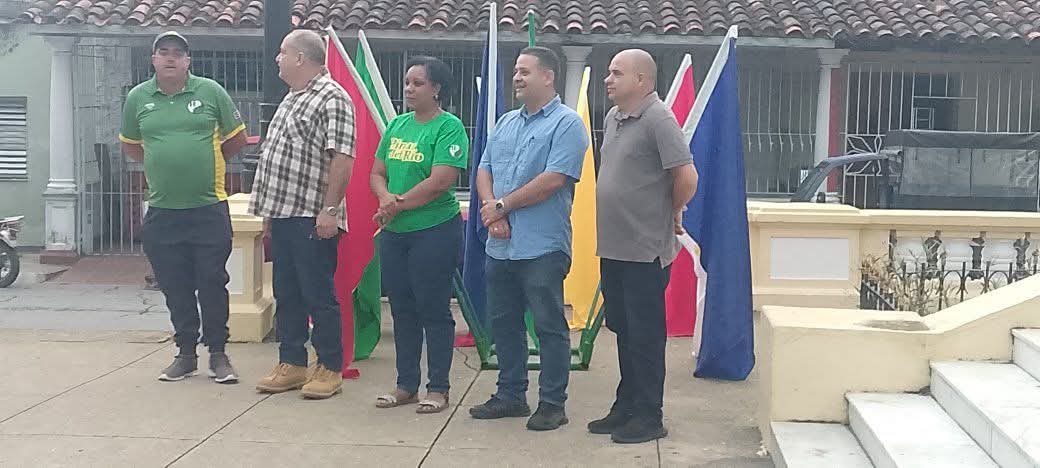 GuaneInder's tweet photo. #InderGuane 
En el simbólico parque José Martí de la ciudad de #PinardelRio se realiza en la mañana de hoy el abanderamiento del equipo de béisbol de Vegueros de Pinar del Río para la 65 SNB y presidido por 
-Yamile Ramos Cordero Primera secretaria del Comité Provincial. https://t.co/bwT7Tz7pZv