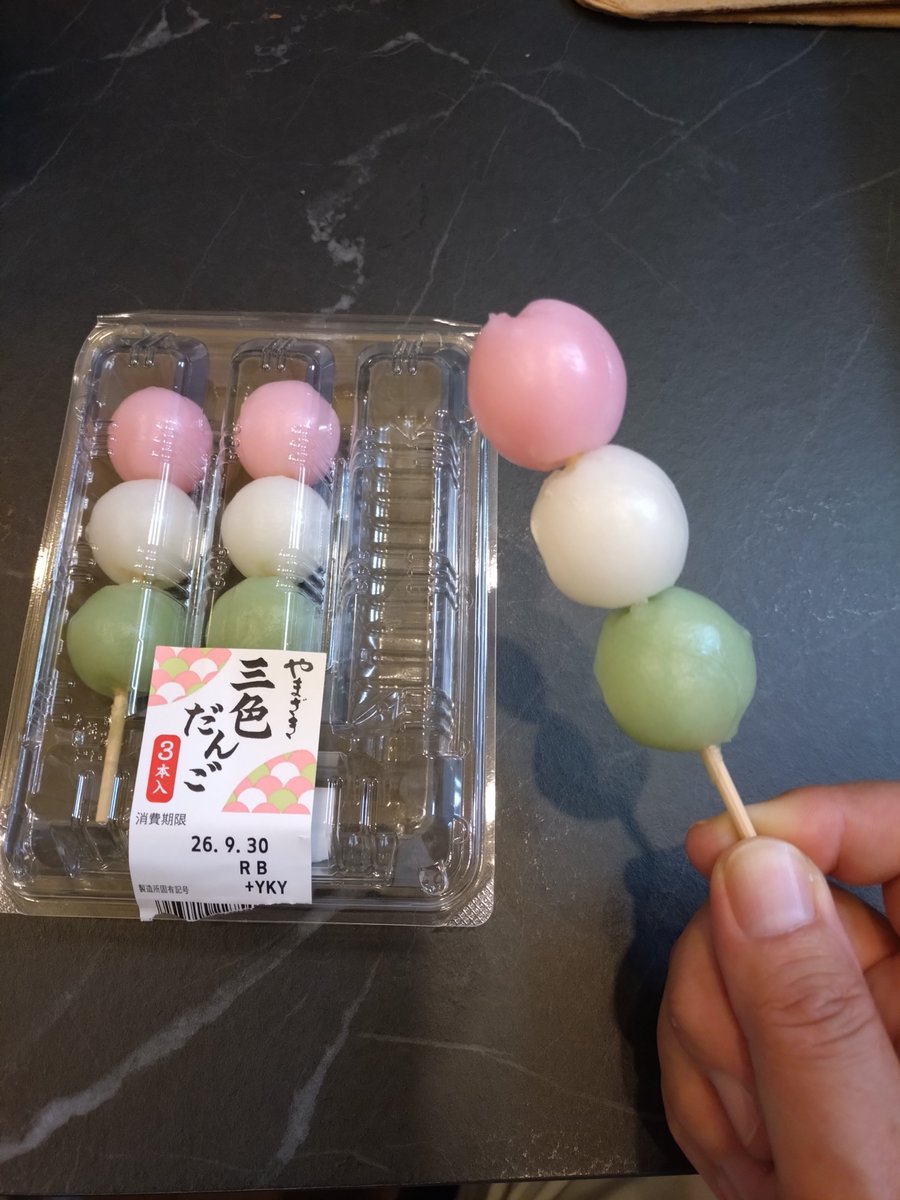 giga9526's tweet photo. 色々食べ比べしたが、
���同じ味ですね…。
作ってる会社が同じだからかな？

薄力粉（米国）砂糖（韓国）
メイド・イン・ジャパンはゼロな団子でした…。

#団子
#和菓子
#花見、月見 https://t.co/oxD8ODUkej