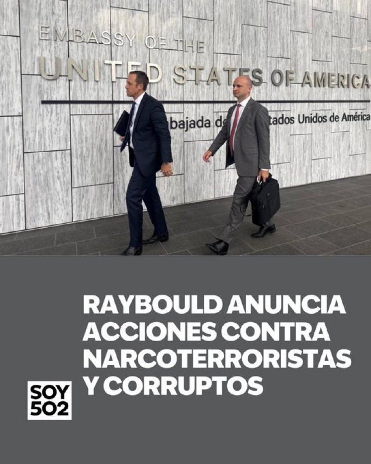 RafaelAyau's tweet photo. @elmundoes le da espacio a un mitómano estafador. 

Pensé que había visto de todo 

Para su historial : 

1. Adicto 
2. Estafador compulsivo 
3. Deudor es decir les debe a narcos y hace negocios con narcotraficantes 
4. Sin visa americana 
5. Miembro del cartel denominados los caradura. 
6. Endeudado con el sistema bancario y muchas personas más. 

En fin se los baboseó, como a cientos de mulas  🤣🫵