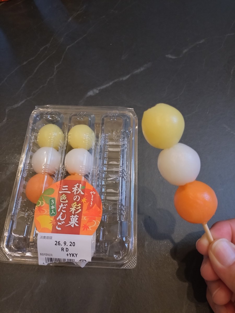 giga9526's tweet photo. 色々食べ比べしたが、
���同じ味ですね…。
作ってる会社が同じだからかな？

薄力粉（米国）砂糖（韓国）
メイド・イン・ジャパンはゼロな団子でした…。

#団子
#和菓子
#花見、月見 https://t.co/oxD8ODUkej