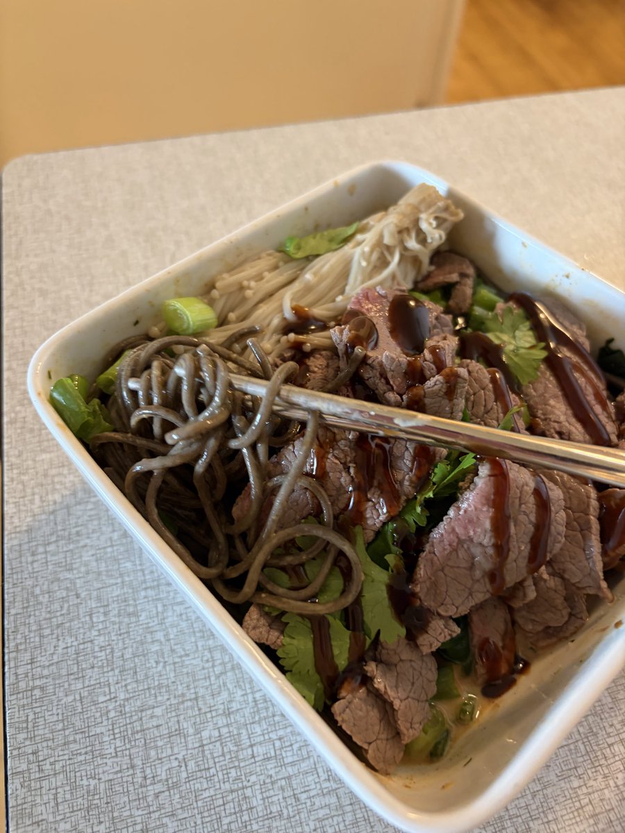 tropicaldayout's tweet photo. Just had to show u guys my omad for the day! Soba noodles, meat and vegetables! I’ve been having soba noodles with my omad for three days straight i just love em!! 590 calories for this. Its a pretty big portion too! #edtwt https://t.co/qOorFPCHnK