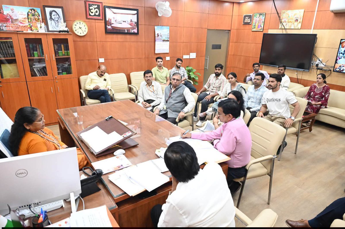 NCBC_INDIA's tweet photo. नई दिल्ली स्थित राष्ट्रीय पिछड़ा वर्ग आयोग कार्यालय में माननीय अध्यक्ष साध्वी निरंजन ज्योति जी ने कार्मिक एवं प्रशिक्षण विभाग, भारत सरकार के वरिष्ठ अधिकारियों के साथ अन्य पिछड़ा वर्ग से जुड़े महत्वपूर्ण विषयों पर विस्तृत समीक्षा बैठक की, इस दौरान आरक्षण से संबंधित प्रावधानों के प्रभावी अनुपालन, सामाजिक एवं शैक्षिक रूप से पिछड़े वर्गों के हितों के संरक्षण तथा लंबित शिकायतों के शीघ्र निस्तारण की प्रगति की समीक्षा की गई।

माननीय अध्यक्ष जी ने संबंधित अधिकारियों को आरक्षण व्यवस्था के निर्धारित प्रावधानों का पूर्णतः पालन सुनिश्चित करने तथा लंबित मामलों का समयबद्ध एवं संवेदनशीलता के साथ निराकरण करने हेतु आवश्यक निर्देश दिए।

इस अवसर पर माननीय सदस्य श्रीमती किरण महल्ले जी भी उपस्थित रहीं।