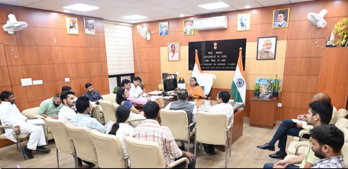NCBC_INDIA's tweet photo. नई दिल्ली स्थित राष्ट्रीय पिछड़ा वर्ग आयोग कार्यालय में माननीय अध्यक्ष साध्वी निरंजन ज्योति जी ने कार्मिक एवं प्रशिक्षण विभाग, भारत सरकार के वरिष्ठ अधिकारियों के साथ अन्य पिछड़ा वर्ग से जुड़े महत्वपूर्ण विषयों पर विस्तृत समीक्षा बैठक की, इस दौरान आरक्षण से संबंधित प्रावधानों के प्रभावी अनुपालन, सामाजिक एवं शैक्षिक रूप से पिछड़े वर्गों के हितों के संरक्षण तथा लंबित शिकायतों के शीघ्र निस्तारण की प्रगति की समीक्षा की गई।

माननीय अध्यक्ष जी ने संबंधित अधिकारियों को आरक्षण व्यवस्था के निर्धारित प्रावधानों का पूर्णतः पालन सुनिश्चित करने तथा लंबित मामलों का समयबद्ध एवं संवेदनशीलता के साथ निराकरण करने हेतु आवश्यक निर्देश दिए।

इस अवसर पर माननीय सदस्य श्रीमती किरण महल्ले जी भी उपस्थित रहीं।