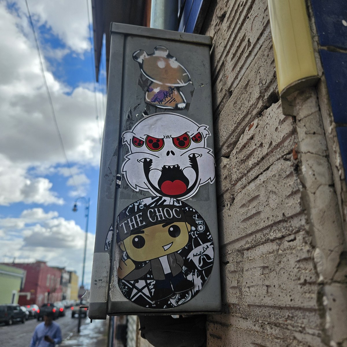 ferras396's tweet photo. Día 2 tomando foto de stickers qué encuentro en la calle.

Nunca creí que una tarántula podría mostrar tanta personalidad,  ponerle sharingans wtf que bien quedó es como moda del 2010. https://t.co/2ZB0Fm5qBY