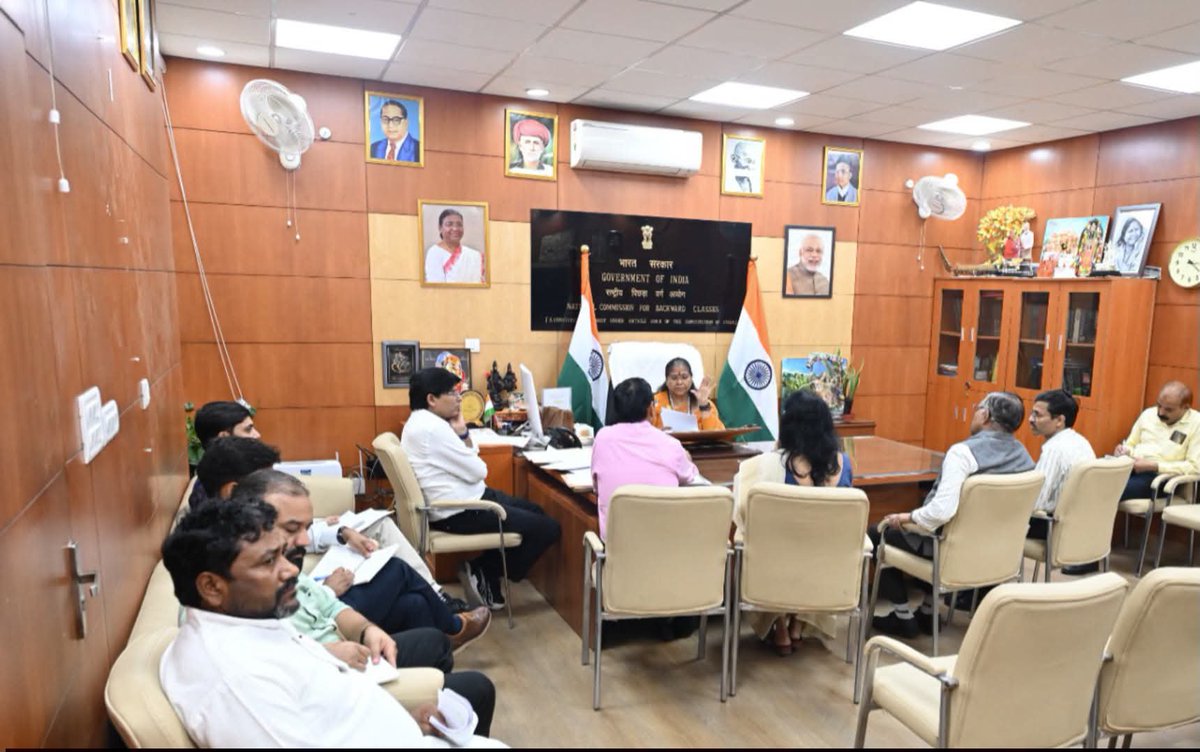 NCBC_INDIA's tweet photo. नई दिल्ली स्थित राष्ट्रीय पिछड़ा वर्ग आयोग कार्यालय में माननीय अध्यक्ष साध्वी निरंजन ज्योति जी ने कार्मिक एवं प्रशिक्षण विभाग, भारत सरकार के वरिष्ठ अधिकारियों के साथ अन्य पिछड़ा वर्ग से जुड़े महत्वपूर्ण विषयों पर विस्तृत समीक्षा बैठक की, इस दौरान आरक्षण से संबंधित प्रावधानों के प्रभावी अनुपालन, सामाजिक एवं शैक्षिक रूप से पिछड़े वर्गों के हितों के संरक्षण तथा लंबित शिकायतों के शीघ्र निस्तारण की प्रगति की समीक्षा की गई।

माननीय अध्यक्ष जी ने संबंधित अधिकारियों को आरक्षण व्यवस्था के निर्धारित प्रावधानों का पूर्णतः पालन सुनिश्चित करने तथा लंबित मामलों का समयबद्ध एवं संवेदनशीलता के साथ निराकरण करने हेतु आवश्यक निर्देश दिए।

इस अवसर पर माननीय सदस्य श्रीमती किरण महल्ले जी भी उपस्थित रहीं।