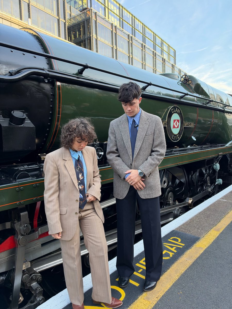tigerjohnson04's tweet photo. Train spotters https://t.co/0TVNJJEb0L