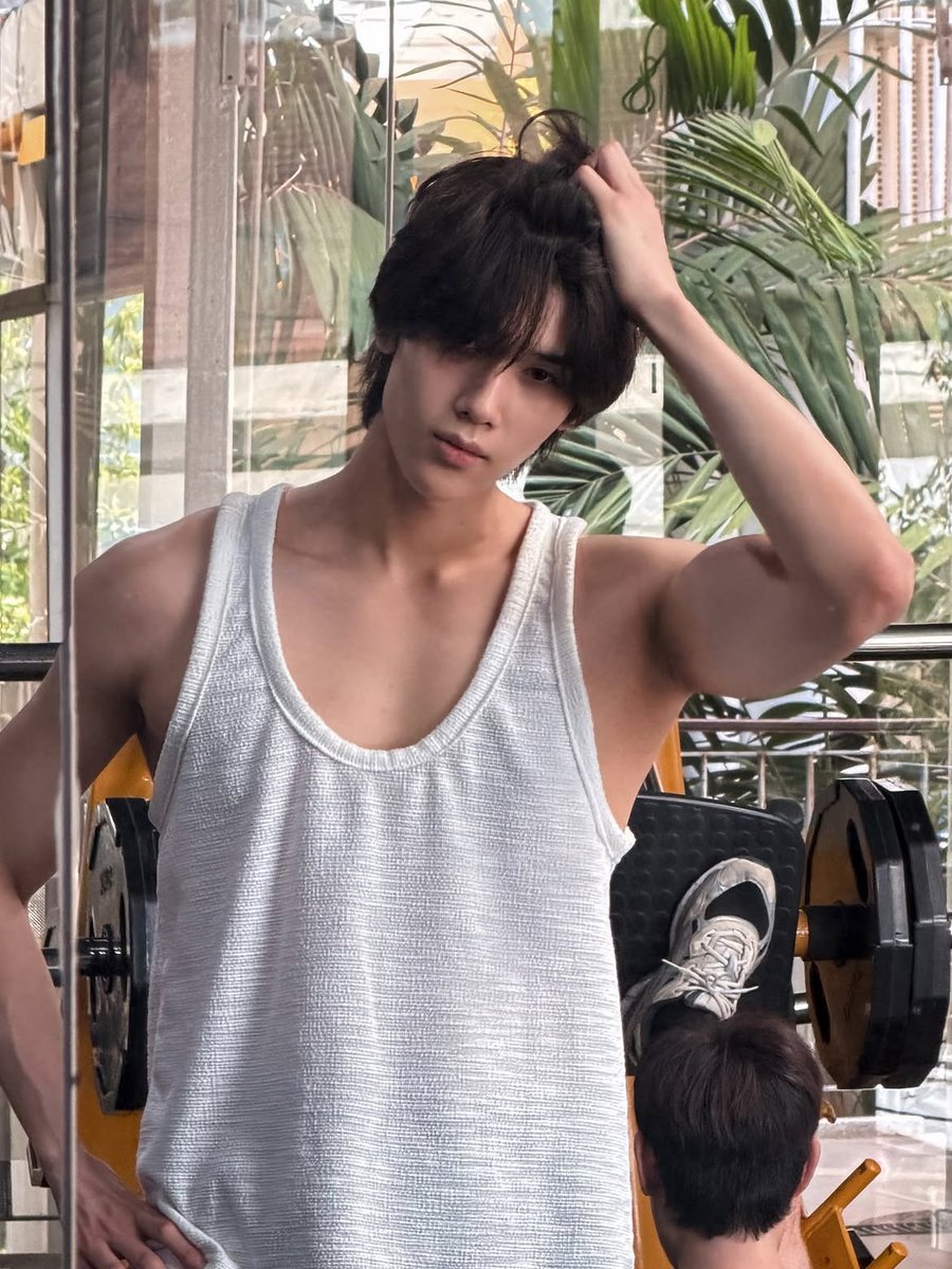 DunkieFluff's tweet photo. Dunk in a tank top will always be my fav genre of pictures .....never moved on from dis pics and never will tbh i love it here 😌
#PositivityForDunk #dunknatachai https://t.co/Yv0s2zdtlr