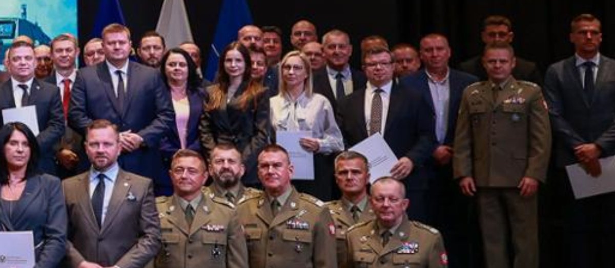 KrsnStfn's tweet photo. Lubawa na miejscu!
Krajowy przemysł zbrojeniowy fundamentem modernizacji Sił Zbrojnych RP. Szef MON wręczył umowy 86 polskim przedsiębiorcom - Ministerstwo Obrony Narodowej - Portal https://t.co/jk2kRu8b0t https://t.co/3GkvonQGTH
