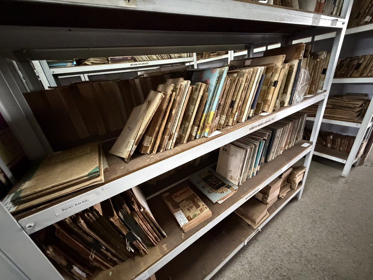 batjaanrakjat's tweet photo. Perpustakaan ✨Danantara✨banyak juga ya duitnya buat bikin perpustakaan aesthetic kayak gini. Di belahan yang lain, termasuk yang masih satu naungan, ada yang perpustakaannya jauh dari kata layak😅 https://t.co/n2fz1H9Qmu