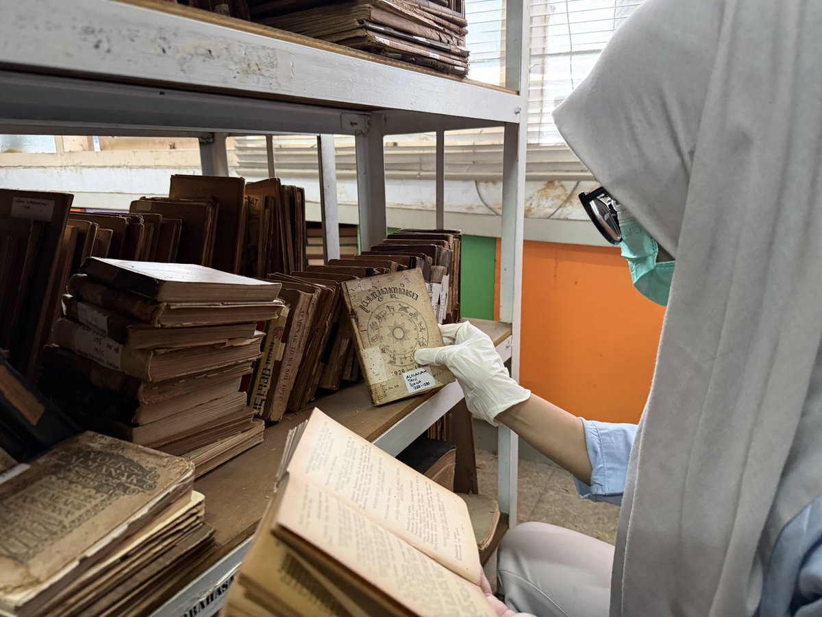 batjaanrakjat's tweet photo. Perpustakaan ✨Danantara✨banyak juga ya duitnya buat bikin perpustakaan aesthetic kayak gini. Di belahan yang lain, termasuk yang masih satu naungan, ada yang perpustakaannya jauh dari kata layak😅 https://t.co/n2fz1H9Qmu
