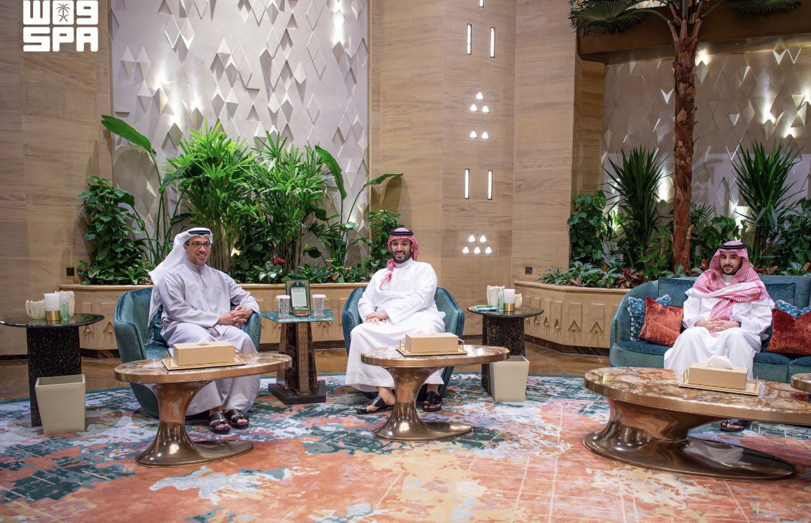 uae3v's tweet photo. العظماء حين يلتقون 🇦🇪🇸🇦

منصور بن زايد في ضيافة محمد بن سلمان وشقيقه خالد بن سلمان.

نختلف، وقد تتباين الرؤى ويبلغ الخلاف ما يبلغ، لكن ثقتنا بقيادات دول مجلس التعاون راسخة؛ رجالٌ يحملون أمانة أوطان وشعوب، ويعرفون أن ما يجمع الخليج أكبر وأبقى من أي خلاف عابر.

علاقاتنا ومصالح شعوبنا ومصير خليجنا في أيدٍ أمينة، تخاف الله، وتصون أوطانها، وتحفظ لشعوبها أمنها ومصالحها.

اللهم لا تفرّق جمعهم، وألّف بين قلوبهم، وشدّ بهم أزر بعض، وارزقهم البطانة الصالحة الناصحة التي تعينهم على الحق والخير، واجعلهم صفاً واحداً وسداً منيعاً أمام كل عدوٍ للخليج وكل طامعٍ فيه. 🇦🇪🇸🇦