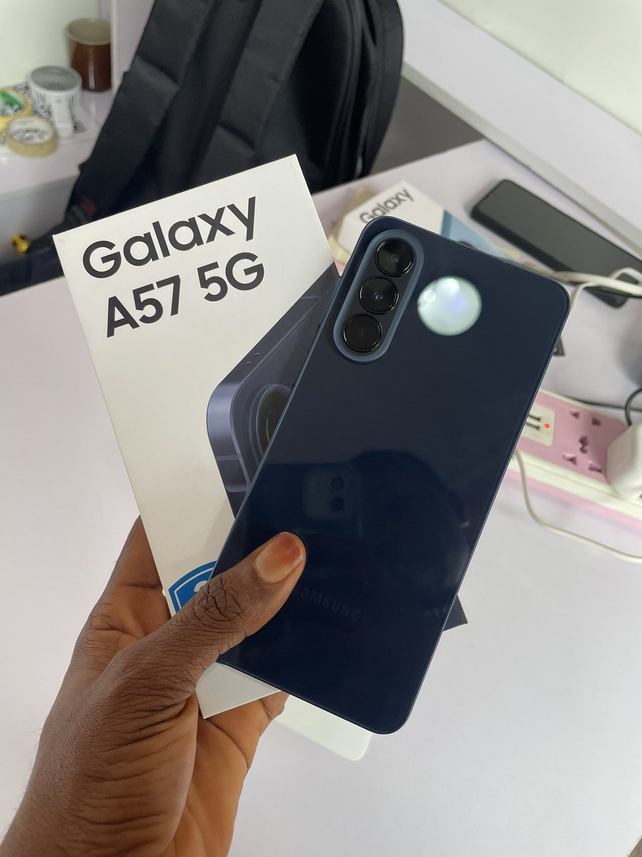 awu_ese's tweet photo. One thing I love about Samsung A57 5G is the effortless comfort

It’s so light, sleek, and easy to carry. 

Honestly, who wouldn’t want something this comfortable https://t.co/dBKwMRWkeA