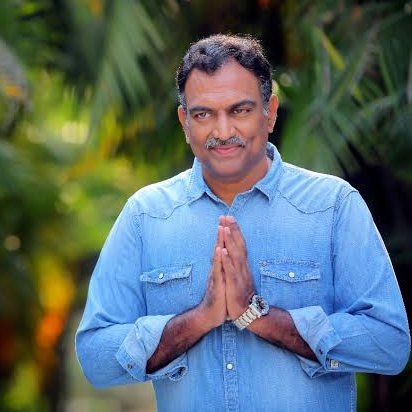 TOIHyderabad's tweet photo. 🚨 Veeramachineni Ramakrishna (VRK) booked after law student ends up in hospital

Social media personality #Veeramachineni Ramakrishna (VRK) and “Dr” Koteshwara Rao have been booked by @cyberabadpolice in an alleged fake-doctor and fraud case.

 A 30-year-old law student with Type-1 #diabetes alleged that he was advised to stop insulin after approaching VRK over his #VRKdiet, which he claimed was promoted as a cure for Type-1 diabetes.

Two days after stopping insulin, the student was hospitalised with diabetic ketoacidosis and severe dehydration, according to the FIR.

He alleged that he paid around ₹26,000 for supplements and services.

Police booked the accused under provisions relating to cheating, endangering human life and criminal conspiracy, along with sections of the National Medical Commission Act and Drugs and Magic Remedies Act.

The complainant has also approached the Nampally Consumer Court seeking compensation.

The allegations are based on the complaint and FIR; the investigation is ongoing.