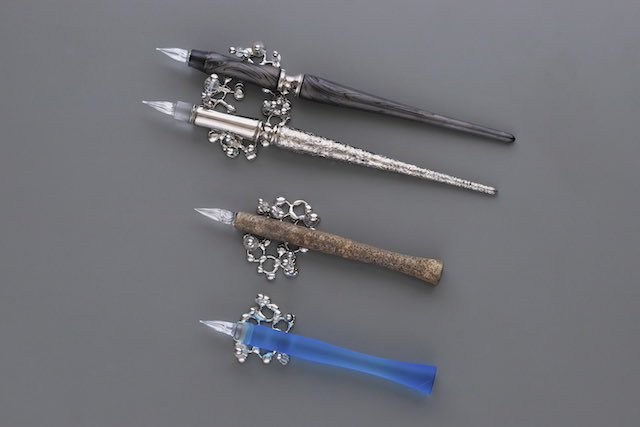 bambooants's tweet photo. 銀座蔦屋書店、いよいよ始まりますね。
新作のペンレストが登場します。水晶珠が水滴の様に付いている感じのものです。キラキラして綺麗ですよ。☺️SMLの3タイプ用意してます。Ｌサイズは2本置ける仕様す。TooSさんのペン、撮影に使わせてもらいました🩷@GlassToos https://t.co/EUwbT8skek