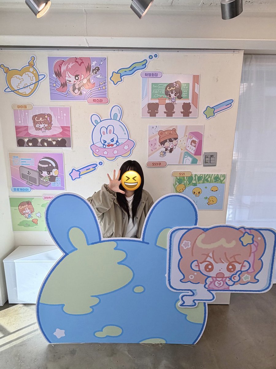 yellow_3e3's tweet photo. 스릴님의 미감이 돋보였던 카페❗
카페 내부 포토존 너무 귀엽고 럭드도 너무 귀여운 게 많았고, 부적을 얻기 위해(뽑기운너무없음이슈..) 과금햇어요..😅ㅎㅎ

#특명_2세계_구조신호 https://t.co/zCm92WGMBW