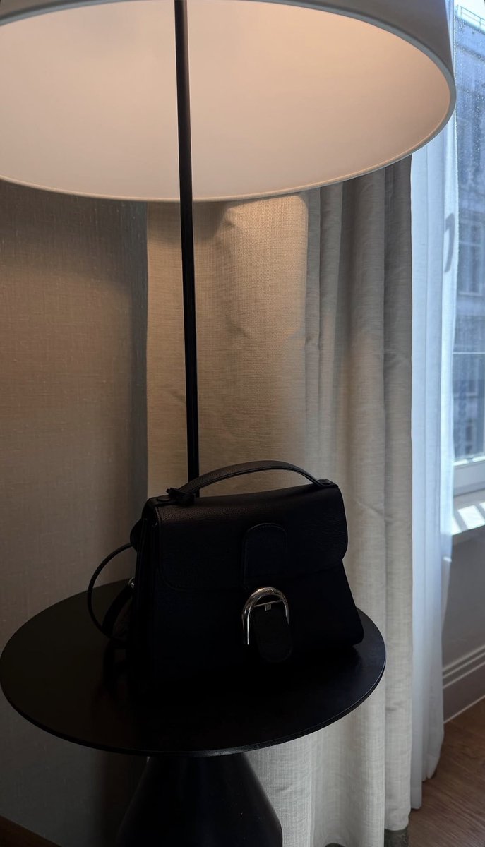 StrictlyKNP21's tweet photo. Im not into branded bag because i dont find them pretty. But im not gonna lie, those 2 Delvaux bag that Namping use are pretty 😬 This is the first time i find pretty branded bag 🫶

A DELVAUX MOMENT WITH NAMPING
#NampingxDelvaux
#nampingster https://t.co/khMehJodQd