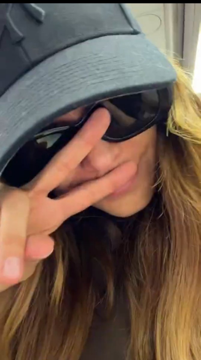 clauitsme's tweet photo. Yanet vio que salió su chaparrita de esa casa y no lo dudo para tomar un vuelo y regresarse a México para reencontrarse con Brianda qué bonito es ver una conexión de amistad tan auténtica 🥺💕 #Brianet #TeamYanet #TeamBrianda https://t.co/gOAog6ONkh