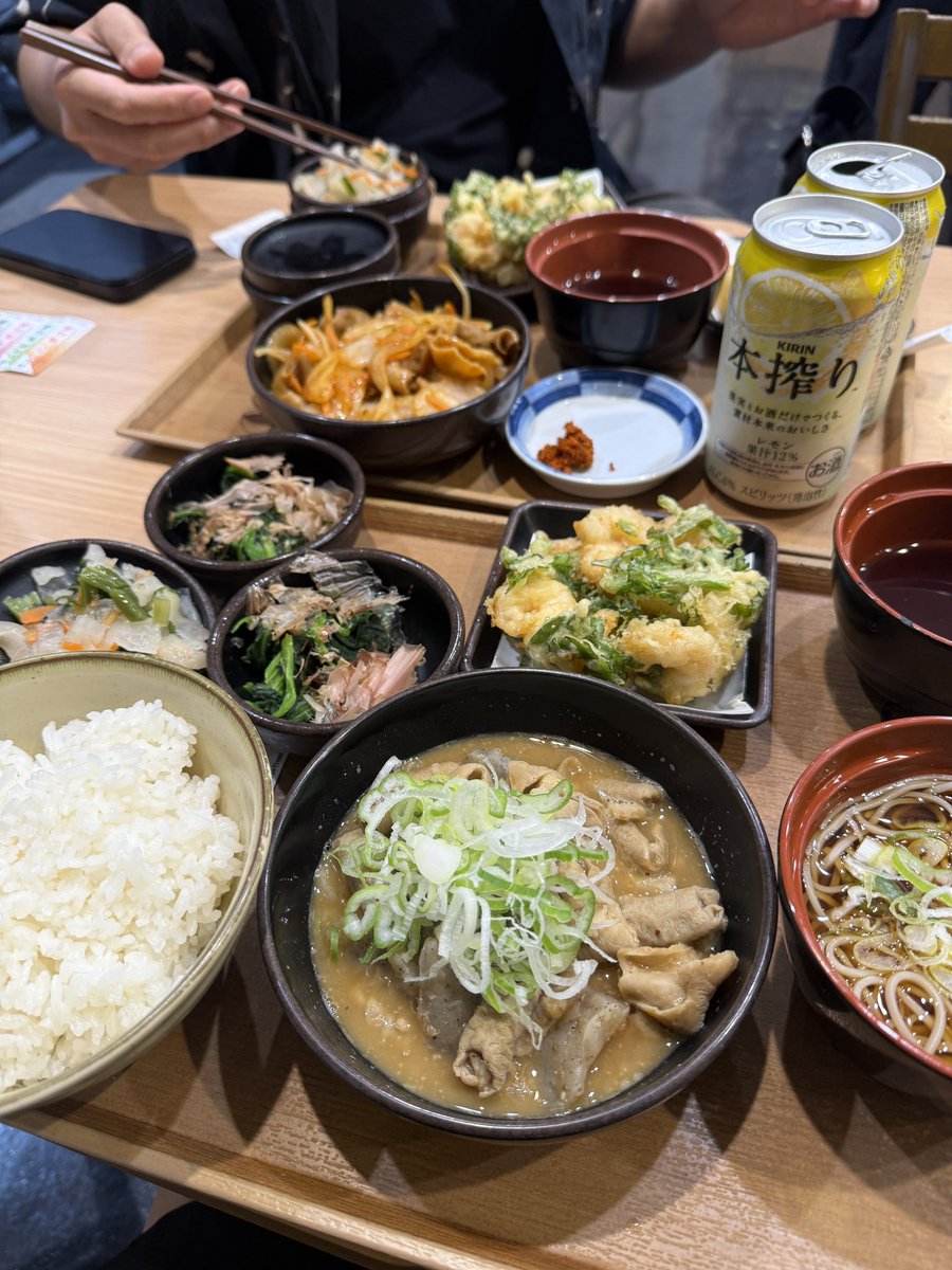 pandaMaximofff's tweet photo. もつ次郎で晩酌と��うわんぱく過ぎる会が始まった🥺🍺 https://t.co/Gl4LRYKcBv