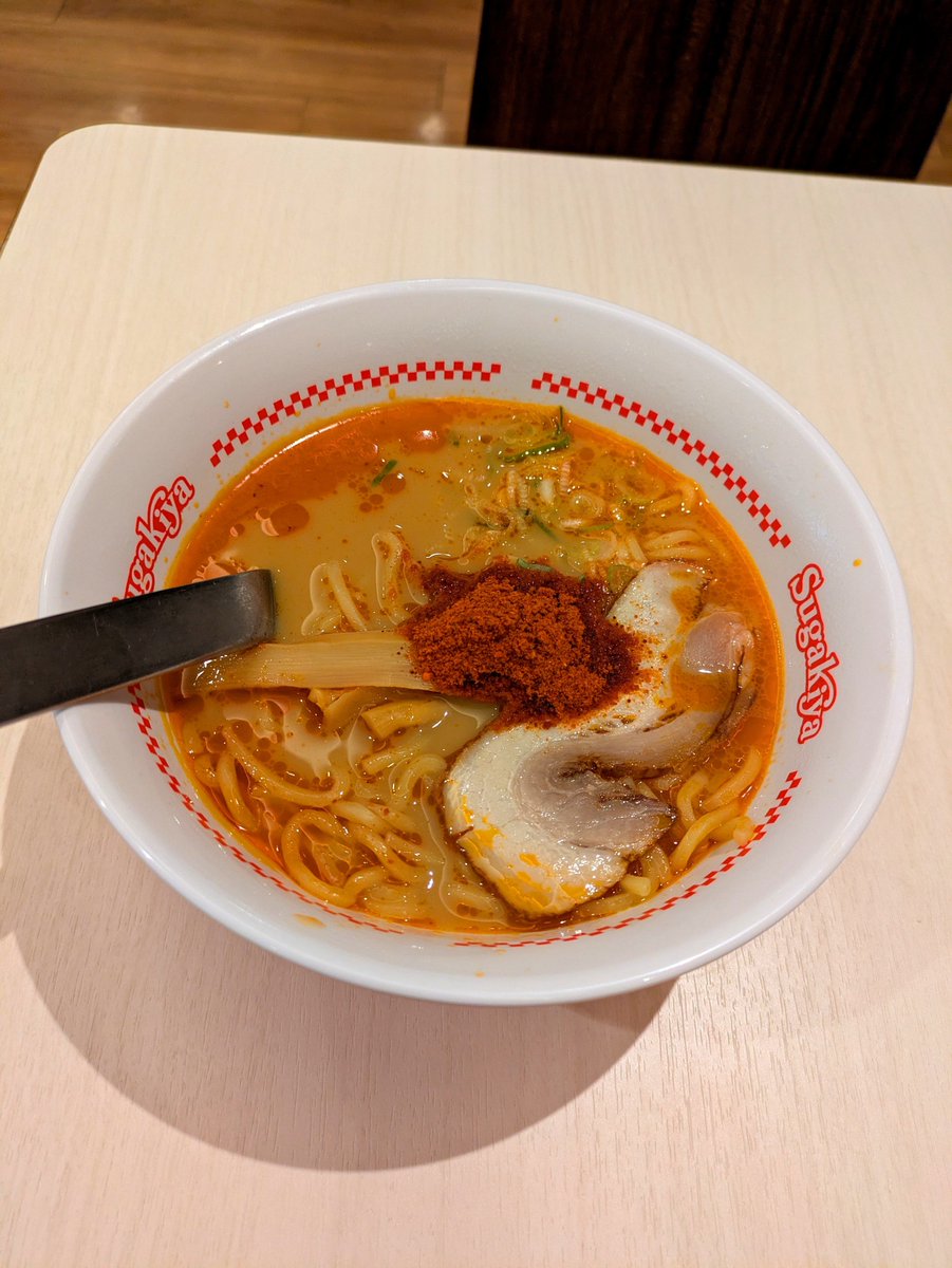 uraraka_uraraka's tweet photo. 三島市“スガキヤ 日清プラザ店”にて“スガ辛魚ラーメン”を頂きました❗️
まろやかな和風とんこつに、辛魚粉とラー油の辛さが加わった一杯❗️和風とんこつと辛魚粉の辛さの相乗効果⤴️しっかりと辛さの旨味を感じつつ、スガキヤの味わいもある。辛いのが苦手な僕でも、めちゃんこ美味しく頂きました✨😋 https://t.co/5ipiyTsJJJ