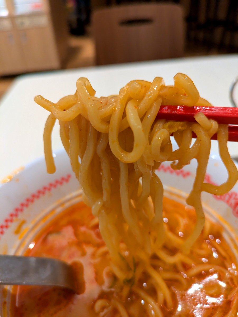 uraraka_uraraka's tweet photo. 三島市“スガキヤ 日清プラザ店”にて“スガ辛魚ラーメン”を頂きました❗️
まろやかな和風とんこつに、辛魚粉とラー油の辛さが加わった一杯❗️和風とんこつと辛魚粉の辛さの相乗効果⤴️しっかりと辛さの旨味を感じつつ、スガキヤの味わいもある。辛いのが苦手な僕でも、めちゃんこ美味しく頂きました✨😋 https://t.co/5ipiyTsJJJ
