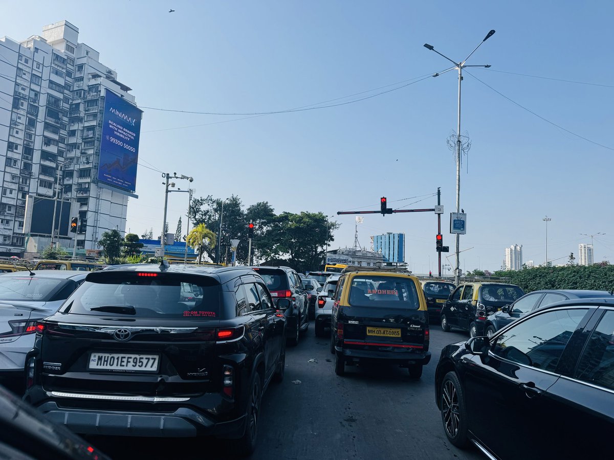 WordsofYP's tweet photo. The signal at Haji Ali from Tardeo to Lala Lajpatrai Marg is barely 10seconds. Only 2 to 3 cars passes and waiting time is too big comparing to Bhulabhai Desai, Keshavrao Khadye Marg and Lajpatrai Marg. Please solve this issue @MTPHereToHelp @MumbaiPolice @mybmc https://t.co/X5WgaVVV5i