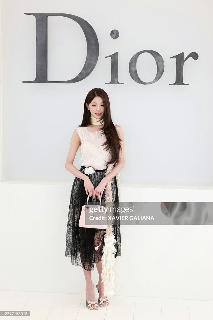 Doria9_'s tweet photo. Wonyoung’s confident presence dominates the Dior front row.

WONYOUNG IN DIOR
#WonyoungDiorSummer27
#JANGWONYOUNG
#WONYOUNG
#DiorSummer27 @Dior https://t.co/MrIrKn3chk