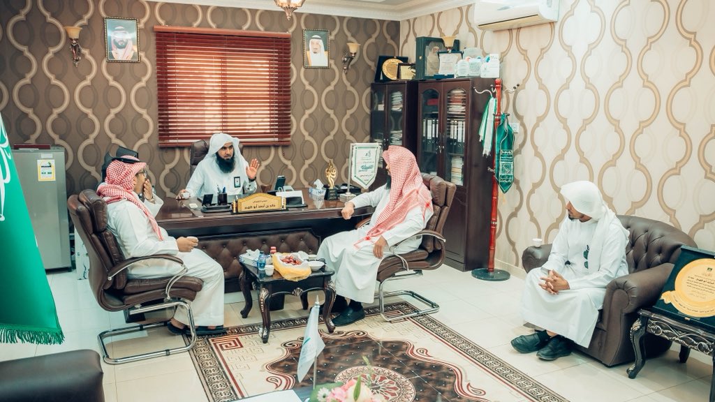al_omariah's tweet photo. ضمن خطة الشراكة المجتمعية لـ #مدارس_العمرية_الأهلية
تم اليوم الثلاثاء الموافق 2026/9/29م
توقيع اتفاقية تعاون مشتركة
بين شركة العمرية الأهلية ممثلة في المدير التنفيذي للمدارس أ. خالد بن أحمد أبو ظهير 
وجمعية نبل الشبابية @nubljouf 
ممثلة في رئيس مجلس إدارتها أ.موسى بن عتيق الهبيري
وذلك في حضور :
المدير التنفيذي للجمعية أ.فهد بن محمد الشمري 
ومدير المشاريع المهندس : مشعل بن سعود الشمري ومشرف البرامج القيمية أ.عبدالله بن لطيّف الشراري

وقد ثمن المدير التنفيذي للمدارس أ. خالد أبو ظهير اختيار الجمعية لـ #العمرية لتكون رافدًا لشباب الجمعية لأقامة البرامج داخل مقر المدارس 
و على الجانب الآخر قدم شركاء النجاح الجدد الشكر والتقدير لمدارس العمرية على حفاوة الاستقبال والترحيب.

#الجوف