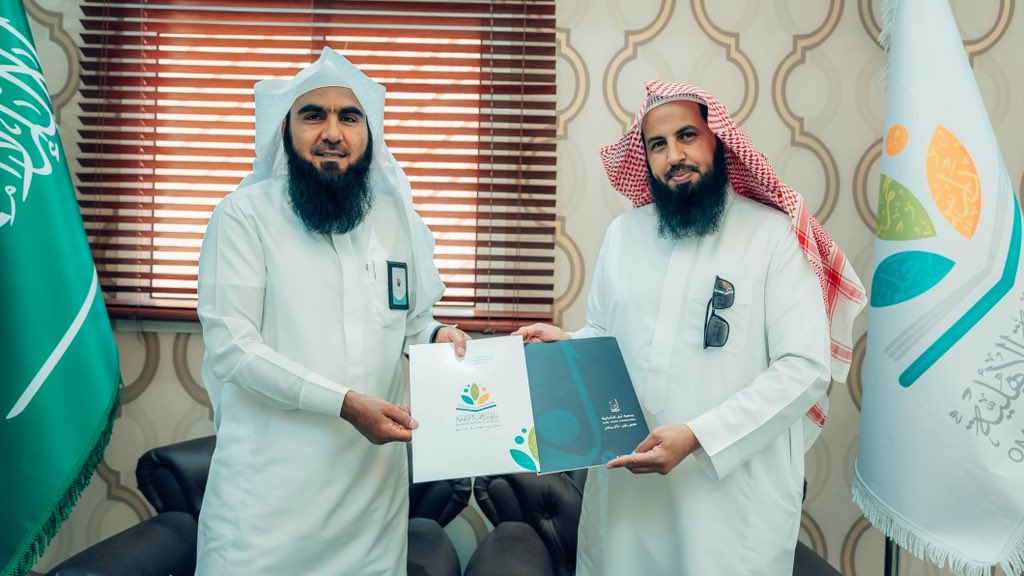 al_omariah's tweet photo. ضمن خطة الشراكة المجتمعية لـ #مدارس_العمرية_الأهلية
تم اليوم الثلاثاء الموافق 2026/9/29م
توقيع اتفاقية تعاون مشتركة
بين شركة العمرية الأهلية ممثلة في المدير التنفيذي للمدارس أ. خالد بن أحمد أبو ظهير 
وجمعية نبل الشبابية @nubljouf 
ممثلة في رئيس مجلس إدارتها أ.موسى بن عتيق الهبيري
وذلك في حضور :
المدير التنفيذي للجمعية أ.فهد بن محمد الشمري 
ومدير المشاريع المهندس : مشعل بن سعود الشمري ومشرف البرامج القيمية أ.عبدالله بن لطيّف الشراري

وقد ثمن المدير التنفيذي للمدارس أ. خالد أبو ظهير اختيار الجمعية لـ #العمرية لتكون رافدًا لشباب الجمعية لأقامة البرامج داخل مقر المدارس 
و على الجانب الآخر قدم شركاء النجاح الجدد الشكر والتقدير لمدارس العمرية على حفاوة الاستقبال والترحيب.

#الجوف