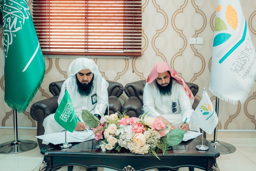 al_omariah's tweet photo. ضمن خطة الشراكة المجتمعية لـ #مدارس_العمرية_الأهلية
تم اليوم الثلاثاء الموافق 2026/9/29م
توقيع اتفاقية تعاون مشتركة
بين شركة العمرية الأهلية ممثلة في المدير التنفيذي للمدارس أ. خالد بن أحمد أبو ظهير 
وجمعية نبل الشبابية @nubljouf 
ممثلة في رئيس مجلس إدارتها أ.موسى بن عتيق الهبيري
وذلك في حضور :
المدير التنفيذي للجمعية أ.فهد بن محمد الشمري 
ومدير المشاريع المهندس : مشعل بن سعود الشمري ومشرف البرامج القيمية أ.عبدالله بن لطيّف الشراري

وقد ثمن المدير التنفيذي للمدارس أ. خالد أبو ظهير اختيار الجمعية لـ #العمرية لتكون رافدًا لشباب الجمعية لأقامة البرامج داخل مقر المدارس 
و على الجانب الآخر قدم شركاء النجاح الجدد الشكر والتقدير لمدارس العمرية على حفاوة الاستقبال والترحيب.

#الجوف