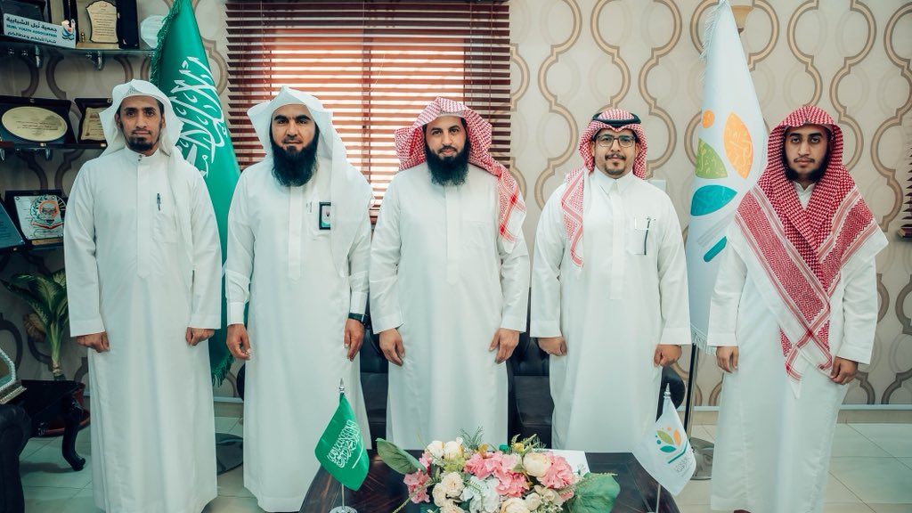 al_omariah's tweet photo. ضمن خطة الشراكة المجتمعية لـ #مدارس_العمرية_الأهلية
تم اليوم الثلاثاء الموافق 2026/9/29م
توقيع اتفاقية تعاون مشتركة
بين شركة العمرية الأهلية ممثلة في المدير التنفيذي للمدارس أ. خالد بن أحمد أبو ظهير 
وجمعية نبل الشبابية @nubljouf 
ممثلة في رئيس مجلس إدارتها أ.موسى بن عتيق الهبيري
وذلك في حضور :
المدير التنفيذي للجمعية أ.فهد بن محمد الشمري 
ومدير المشاريع المهندس : مشعل بن سعود الشمري ومشرف البرامج القيمية أ.عبدالله بن لطيّف الشراري

وقد ثمن المدير التنفيذي للمدارس أ. خالد أبو ظهير اختيار الجمعية لـ #العمرية لتكون رافدًا لشباب الجمعية لأقامة البرامج داخل مقر المدارس 
و على الجانب الآخر قدم شركاء النجاح الجدد الشكر والتقدير لمدارس العمرية على حفاوة الاستقبال والترحيب.

#الجوف