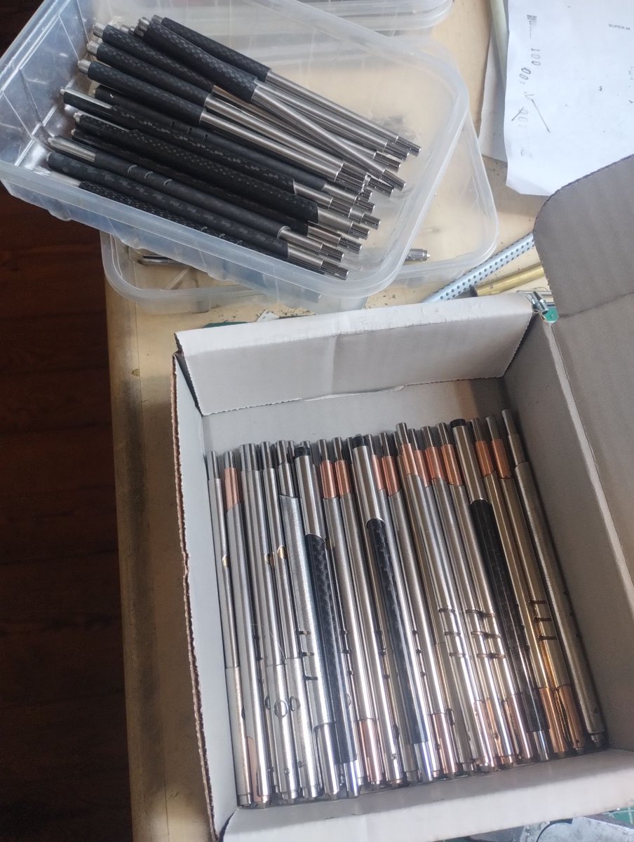 590_co's tweet photo. 2年前を最後に筆記具の製作を終了していたルチオ氏に再製作をお願いしていた芯ホルダーが完成したのでイタリアまで受け取りに来ました
空港まで車で迎えに来てもらいミラノ郊外の小さな街でランチを食べながら今までのこと、これからのこと、家族のこと、製品のこと、アニメのこと色んな話をしました https://t.co/LAqaQiOqwh