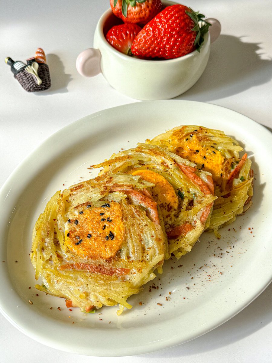 VanettaDod's tweet photo. Una tortilla de patatas recién hecha, ideal para el almuerzo de hoy: sencilla, sabrosa y llena de energía. No hay nada mejor que disfrutar de comidas caseras!， https://t.co/DIhdPzS0xT