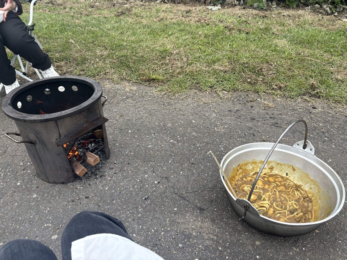 tunatetomann's tweet photo. 芋煮会に参加してきた！
芋煮美味かったし小学校お泊まり楽しかった〜！
1枚目は座標バグ芋煮(〆のカレー) https://t.co/VjOvdCDNzi