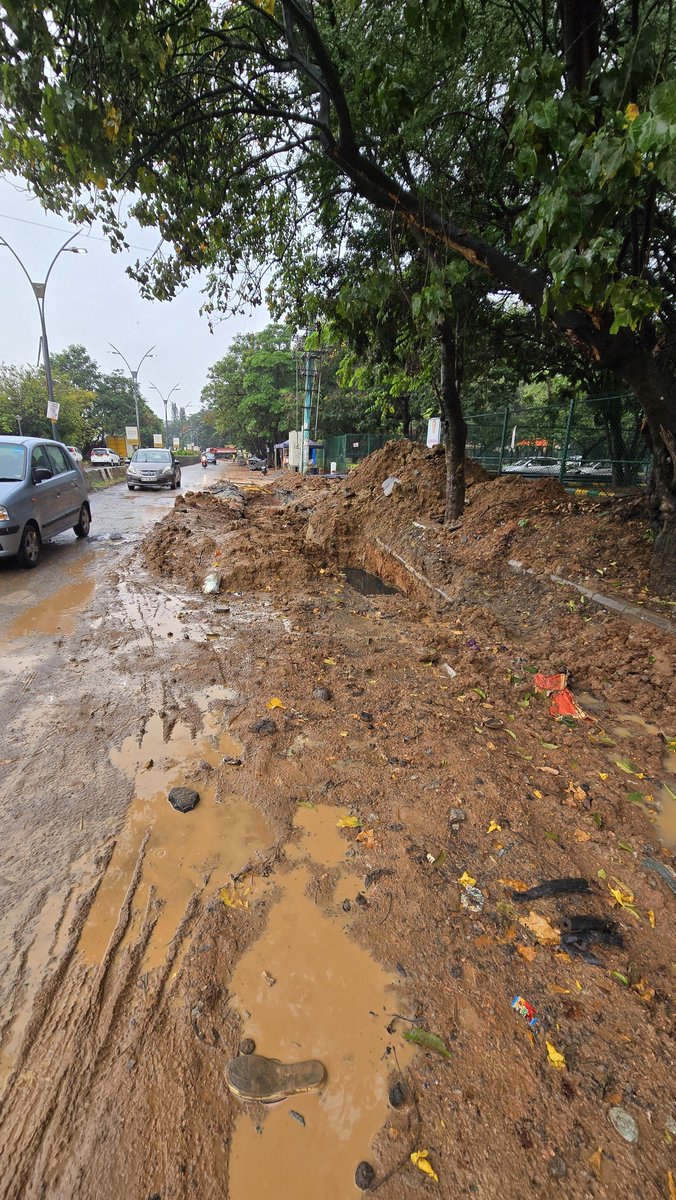 YashwanthBN's tweet photo. @krishnabgowda Truly state state of affairs, the bureaucrats have ruined everything. This work is going on forever in Jakkasandra To HSR connecting road.
So dangerous to even cross the road, forget footpath.
Please fire few high rank officers to bring in some seriousness https://t.co/mdZHPXhYSQ