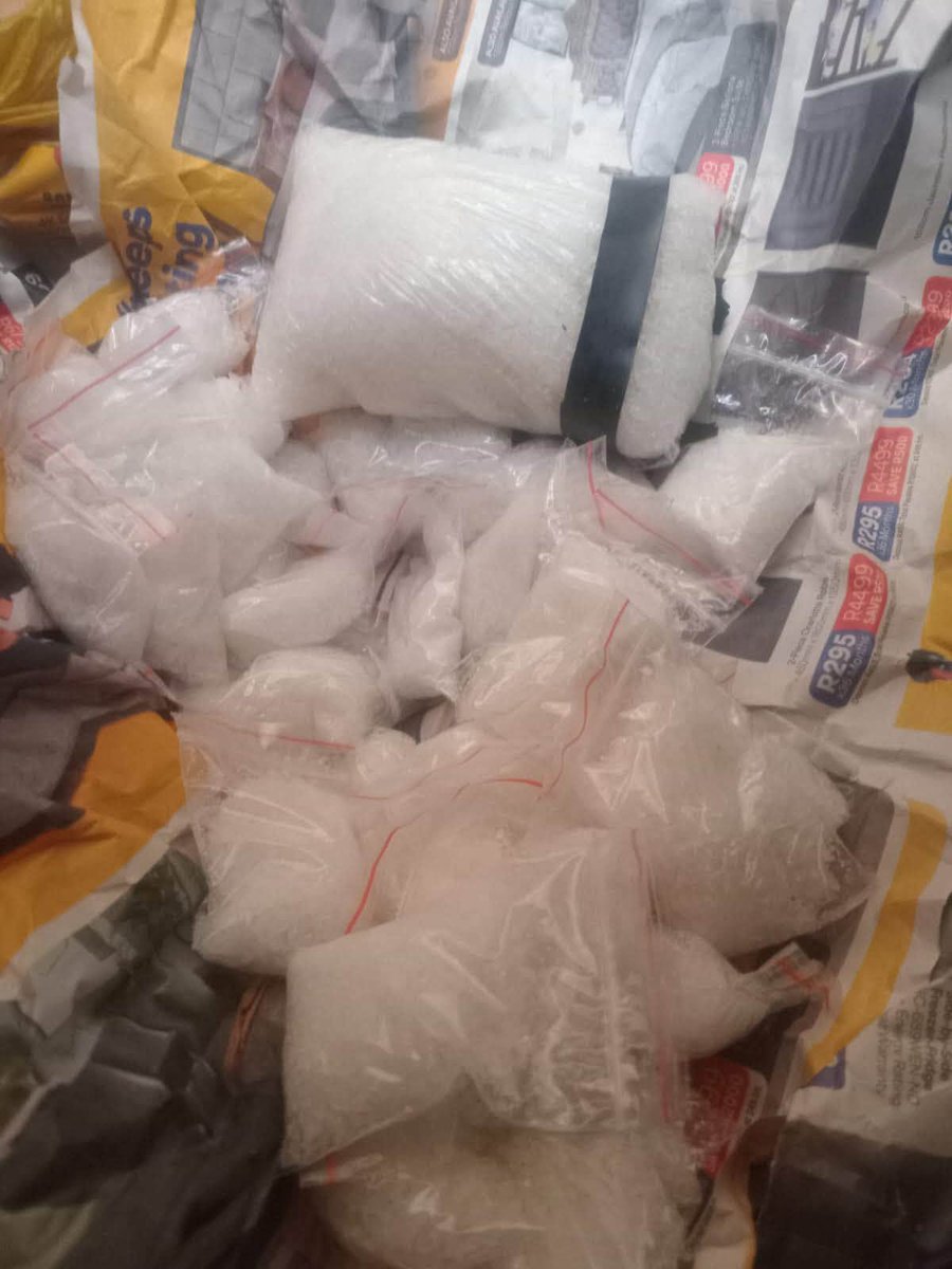 _ArriveAlive's tweet photo. Suspects arrested in connection with the suspected possession and distribution of illegal narcotics
https://t.co/m8LVEDcaUK
#ArriveAlive #Crime @SAPoliceService https://t.co/0PsRBKm2O1