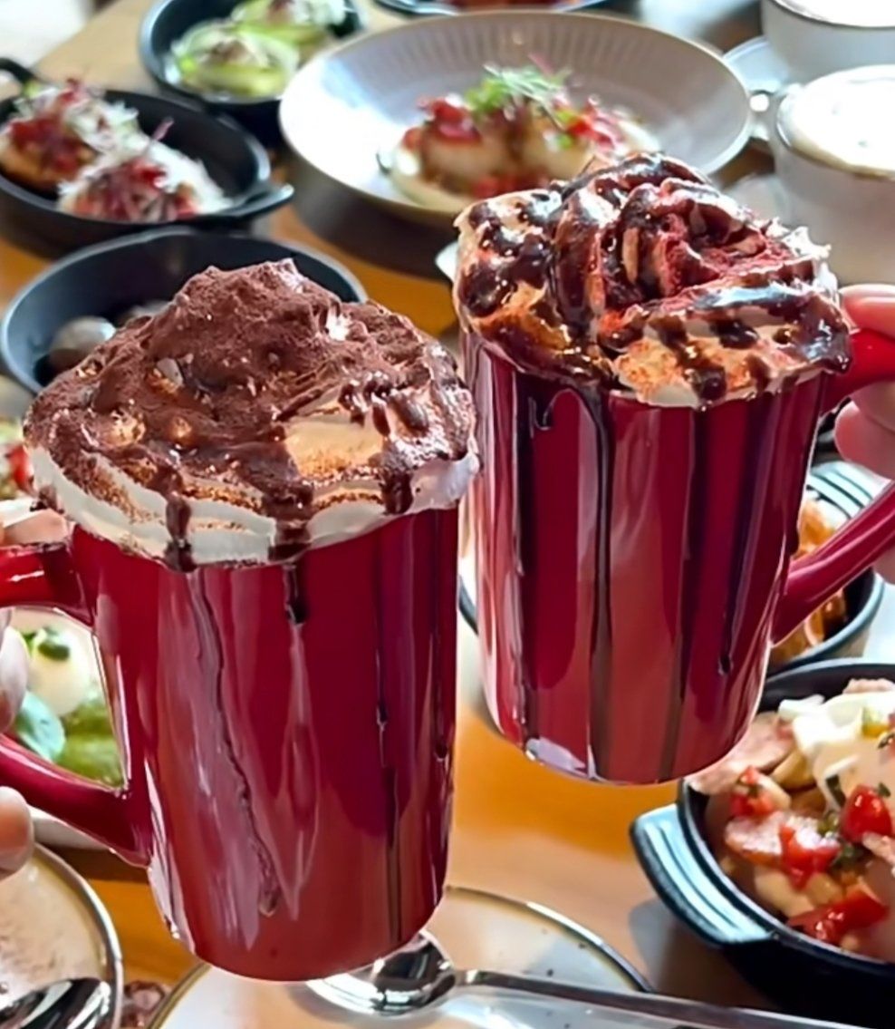 Werrettmeu's tweet photo. Increíble churro con chocolate caliente en esta cafetería del centro! Crujiente por fuera, cremoso por dentro, el café perfecto para la tarde  #Gastronomía #Cafetería https://t.co/y7w9k95iI9