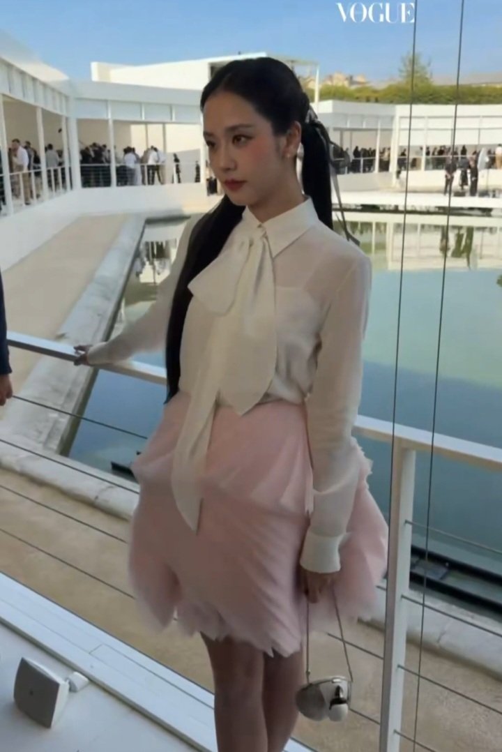 jisooschart's tweet photo. JISOO wears the custom pink skirt and clutch bag, both fresh off today’s runway at the Dior Summer 2027 Women’s show.

HUMAN DIOR JISOO AT PFW #JISOOxDiorSummer27 https://t.co/tPLBdols3u