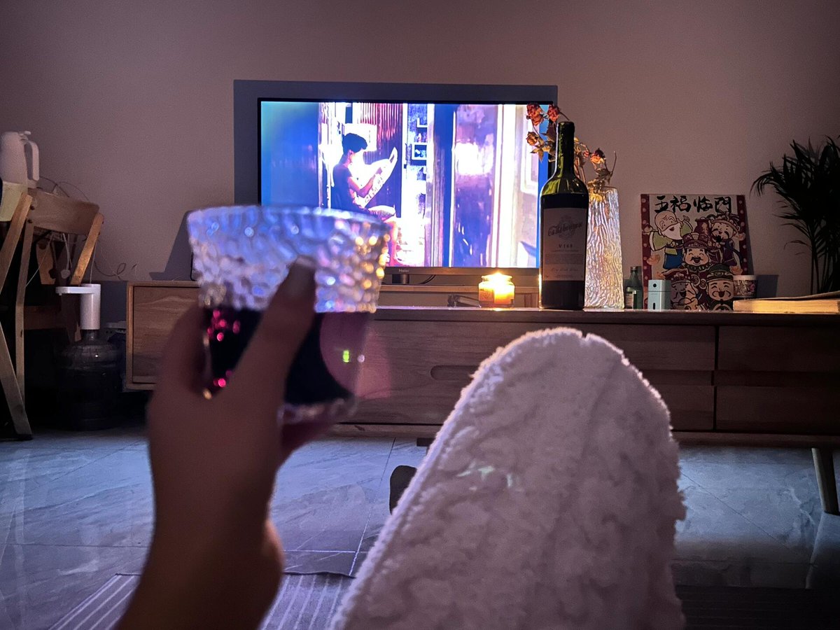 BrigitteLapals's tweet photo. Weekend success = pizza for the kid, old movies for Mom u0026 Dad, and zero distractions on the couch. Love these quiet, perfect little family moments. https://t.co/eFWmXb917X