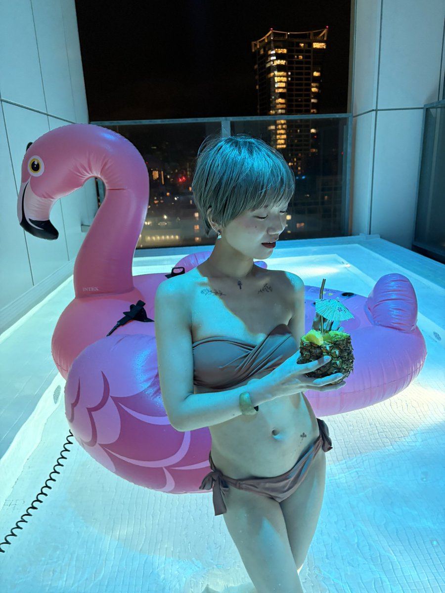 3_comp's tweet photo. 帯同してくれる友人を武生で(？)ゲットし、夏の終わりにプールへ駆け込みました🥰 https://t.co/Bm8pAfoXFE