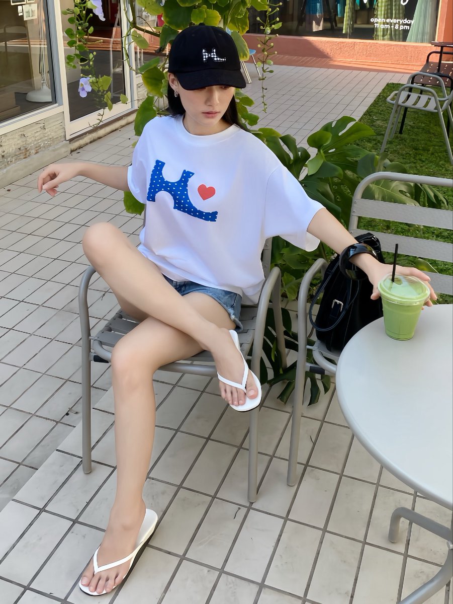 monoonom9's tweet photo. 足フェチ　足指　サンダル　裸足 https://t.co/Yj2qrMUYPA